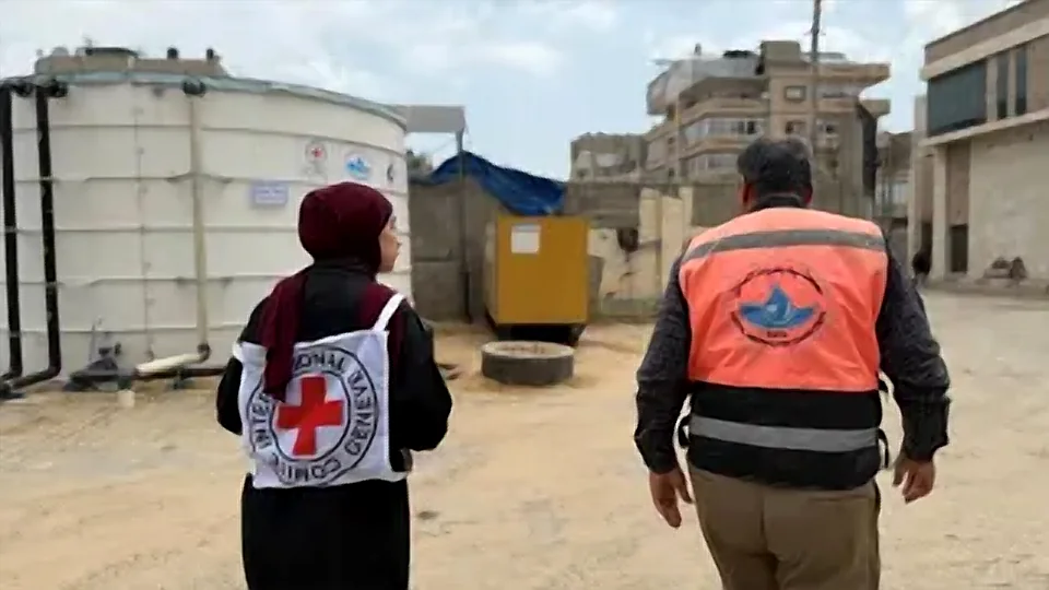 Equipes humanitárias próximas a estrutura de abastecimento de água