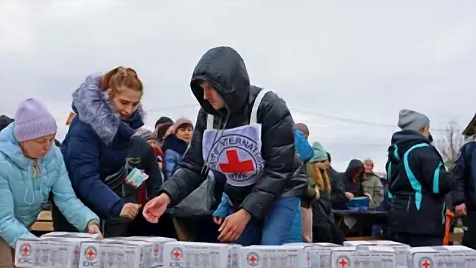 Pessoas organizando caixas de ajuda humanitária